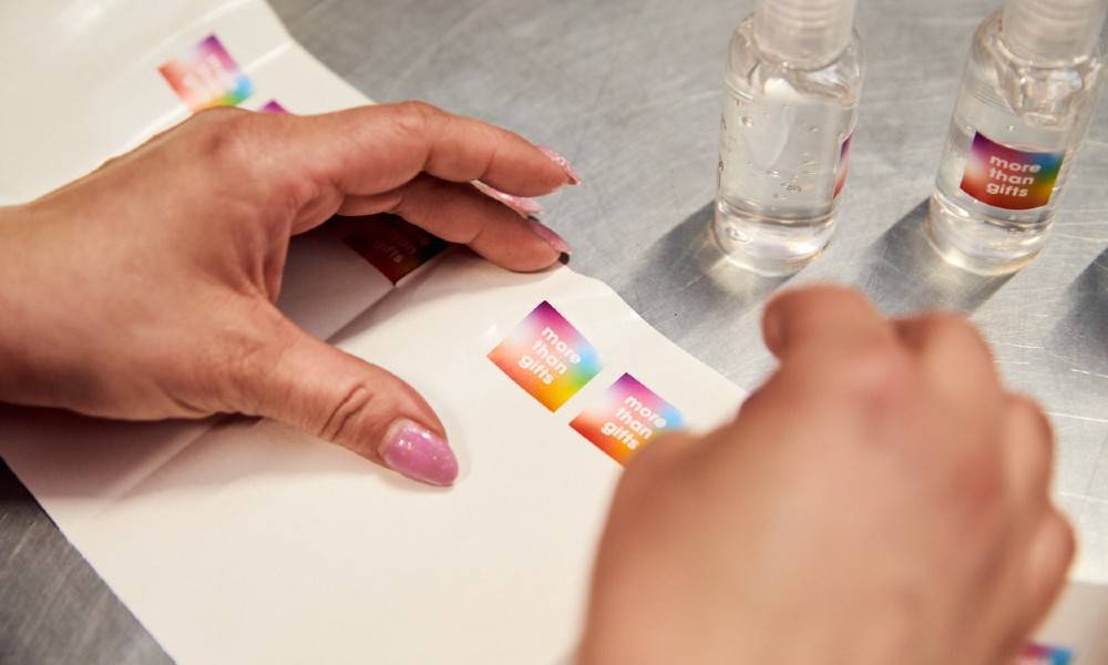Digital, Label Printing, Digitale Etikettendrucktechnik, Etikettendruckverfahren, Etikettendrucker, Personalisierte Etiketten, Variabler Datendruck, On-Demand-Druck, Kurze Produktionszeiten, Flexibles Design, Tintenstrahldruck, Hochwertige Druckqualität, Etikettenrolle, Etikettierungslösungen, Industrieller Etikettendruck, Farbvielfalt, Seriendruck, Etikettenmaterialien, Etikettendruckmaschine, Effizienter Etikettendruck, Präzise, Etikettierung