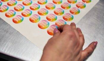 Doming, Doming-Technik, 3D-Doming, Harzüberzug, Glänzende Oberfläche, Veredelung, Personalisierung, Schutzbeschichtung, Erhöhte Optik, Logo-Doming, Aufkleber-Doming, Doming-Harz, Haltbarkeit, Werbeartikel mit Doming, Namensschilder mit Doming, Doming-Verfahren, Hochwertige Optik, Abriebfestigkeit, Wetterbeständigkeit, Doming-Effekt