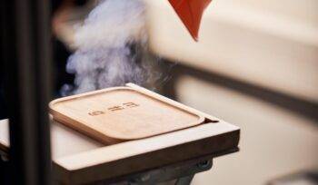 Lasergravur, Laserbeschriftung, Gravurverfahren, Laserstrahl, Materialbearbeitung, Präzision, Personalisierung, Hochwertige Verzierung, Dauerhafte Markierung, Fotogravur, Metallgravur, Holzgravur, Kunststoffgravur, Glasgravur, Lasergravurmaschine, Industrielle Gravur, Schneidfunktion, Kosteneffizienz, Tiefengravur, Feine Details