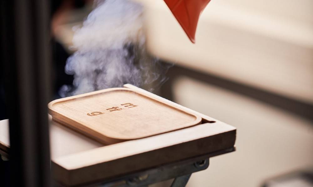 Lasergravur, Laserbeschriftung, Gravurverfahren, Laserstrahl, Materialbearbeitung, Präzision, Personalisierung, Hochwertige Verzierung, Dauerhafte Markierung, Fotogravur, Metallgravur, Holzgravur, Kunststoffgravur, Glasgravur, Lasergravurmaschine, Industrielle Gravur, Schneidfunktion, Kosteneffizienz, Tiefengravur, Feine Details