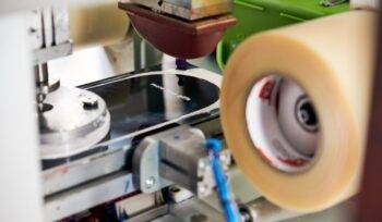 Tampondruck, Druckverfahren, Farbübertragung, Elastisches Silikonkissen, Druckklischee, Materialien, Kunststoff, Metall, Glas, Keramik, Unebene Oberflächen, Präziser Druck, Gewölbte Oberflächen, Werbebranche, Elektronikindustrie, Spielzeugindustrie, Massenproduktion, Mehrfarbendruck, Effizienz, Präzision