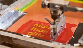 Siebdruck, Schablonendruck, Sieb, Druckklischee, Farbdurchlässigkeit, Flache, Oberflächen, Textilien, Plakate, Schilder, Serigraphie, Rakel, Farbsieb, Farbschicht, Druckrahmen, Mehrfarbendruck, manuelles Verfahren, Siebdruckmaschine, Siebgewebe, Präzise Ergebnisse, Industrieller Druck