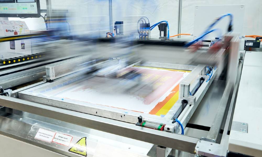 Siebtransferdruck, Schablonendruck, Transferfolie, Druckübertragung, Siebdruckverfahren, Textilien, T-Shirts, Bekleidung, Kräftige Farben, Mehrfarbendruck, Flexibles Design, Hitzeübertragung, Transferpresse, Bedruckbare Materialien, Werbemittel, Personalisierung, Individuelle Designs, Langlebige Drucke, Hochwertige Ergebnisse