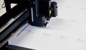 Sublimationstransferdruck, Sublimationsdruck, Übertragungsdruck, Sublimationstinte, Hitzeübertragung, Polyester, Textilien, T-Shirts, Personalisierung, Fotorealistische Drucke, Farbbrillanz, Permanente Verankerung, Langlebige Drucke, Sublimationspresse, Druckvorbereitung, Mehrfarbendruck, Bedruckbare Materialien, Werbemittel, Industrieller Druck, Kosteneffizienz