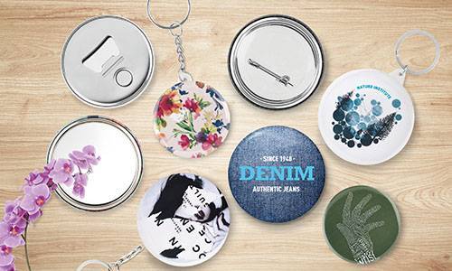 Button-Druck, Ansteckbutton, Badge-Druck, Button-Herstellung, Button-Maschine, Personalisierte Buttons, Werbebuttons, Pin-Buttons, Button-Rohlinge, Farbenfrohe Motive, Logo-Buttons, Veranstaltungsbuttons, Sammelbuttons, Nadelbuttons, Textilbuttons, Button-Design, Button-Produktion, Button-Auflagen, Button-Materialien, Button-Verzierung