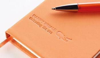 Prägung, Prägetechnik, Prägeverfahren, Prägemaschine, Prägestempel, Reliefdruck, Prägeeffekt, Erhabene Strukturen, Vertiefte Muster, Prägemuster, Papierprägung, Kartonprägung, Lederprägung, Metallprägung, Kunststoffprägung, Prägungstechnologie, Prägepresse, Hochwertige, Veredelung, Verzierungen, Handwerkliche, Prägung