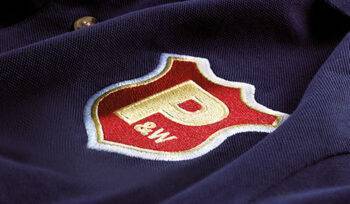 Bestickung, Stickerei, Stickverfahren, Stickmaschine, Bestickte Textilien, Personalisierung, Logo-Stickerei, Schriftstickerei, Motivstickerei, Stickgarn, Stickerei-Design, Stickmuster, Sticknadeln, Hochwertige Verzierung, Langlebige Bestickung, Textilveredelung, Bekleidungsstickerei, Sticktechnik, Maßgeschneiderte Stickerei, Stickerstellung