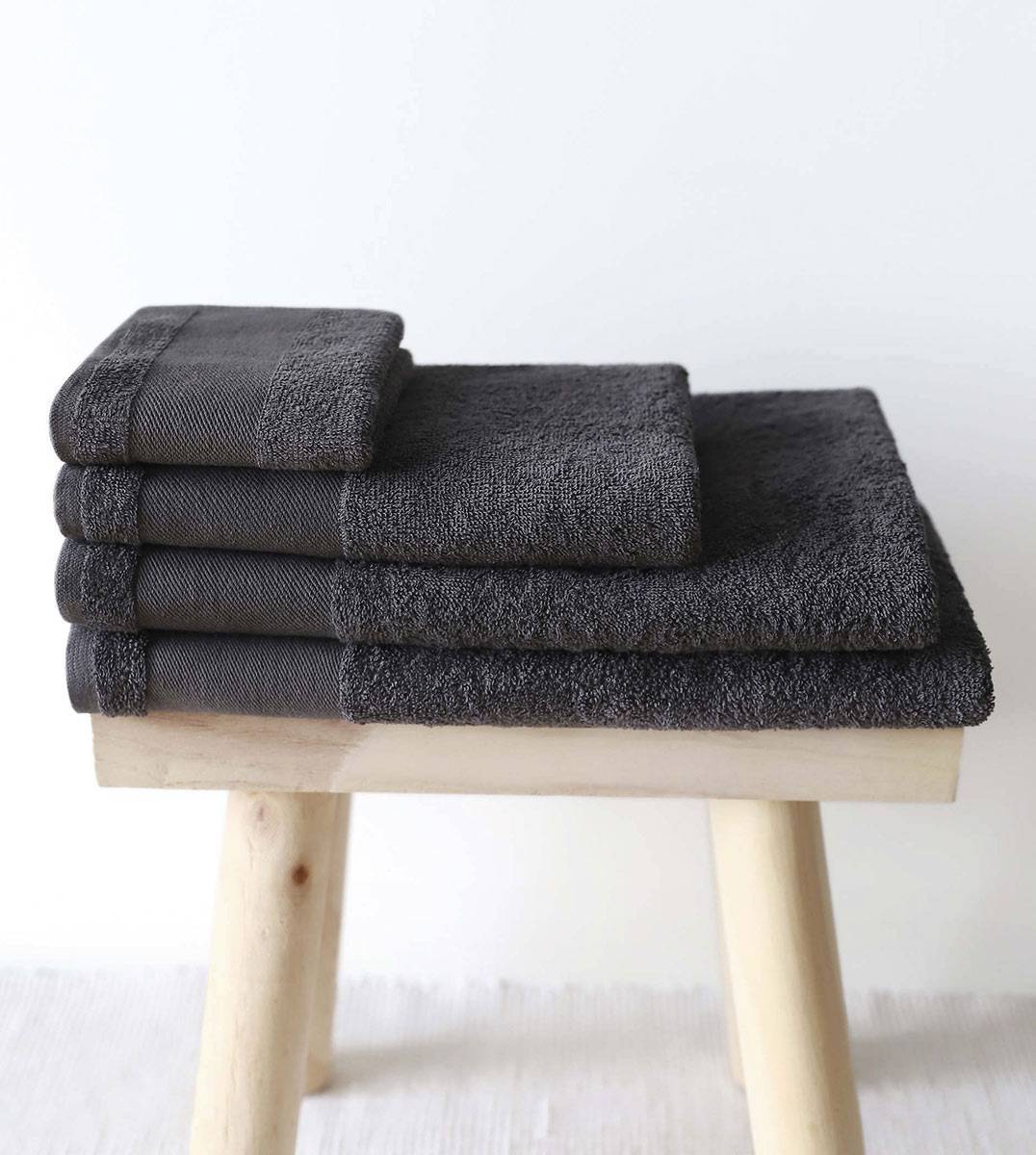 Luxuriöser Komfort und Funktionalität mit unseren hochwertigen Handtüchern. Einzigartiges Design für individuellen Flair. Qualitätsmaterialien für sanfte Berührung. Perfekt für erholsame Momente, mit hoher Saugfähigkeit. Betont Ihre Badroutine mit persönlichem Charme. Mühelose Pflege für den täglichen Gebrauch. Ihr Stil, perfekt ausgedrückt in hochwertigen Handtüchern.