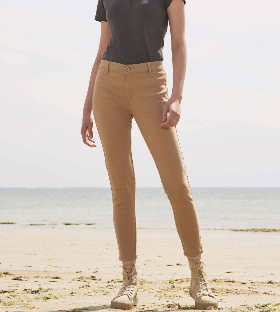 Entdecken Sie vielseitigen Stil und Tragekomfort mit unseren hochwertigen Hosen. Einzigartiges Design für individuellen Flair. Qualitätsmaterialien für ein angenehmes Tragegefühl. Perfekt für jede Gelegenheit, mit herausragender Passform. Betont Ihre Silhouette für einen ansprechenden Look. Mühelose Pflege für den täglichen Gebrauch. Ihr Stil, perfekt ausgedrückt in hochwertigen Hosen.