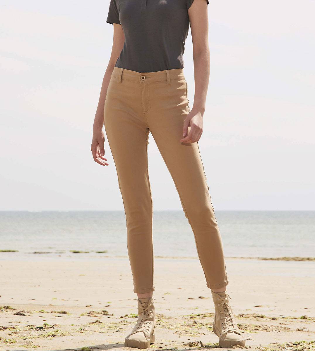 Entdecken Sie vielseitigen Stil und Tragekomfort mit unseren hochwertigen Hosen. Einzigartiges Design für individuellen Flair. Qualitätsmaterialien für ein angenehmes Tragegefühl. Perfekt für jede Gelegenheit, mit herausragender Passform. Betont Ihre Silhouette für einen ansprechenden Look. Mühelose Pflege für den täglichen Gebrauch. Ihr Stil, perfekt ausgedrückt in hochwertigen Hosen.