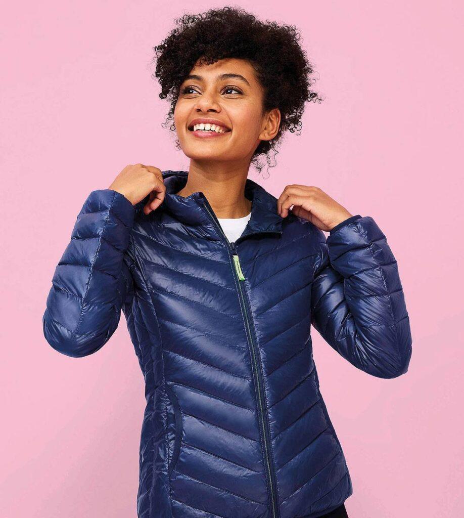 Vielseitige Stiloptionen und Schutz vor den Elementen mit unseren hochwertigen Jacken und Parkas. Einzigartiges Design für individuellen Flair. Qualitätsmaterialien für uneingeschränkte Bewegungsfreiheit. Perfekt für jede Wetterlage, mit herausragender Funktionalität. Betont Ihre Silhouette für einen ansprechenden Look. Mühelose Pflege für den täglichen Gebrauch. Ihr Stil, perfekt ausgedrückt in hochwertigen Jacken und Parkas.