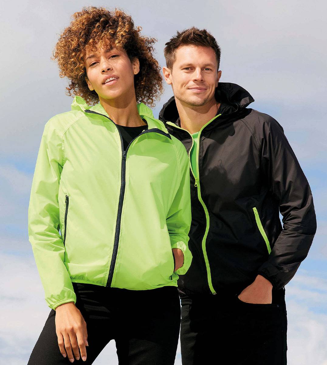 Stilvoller Schutz vor Wind und Wetter mit unseren Windbreakern. Einzigartiges Design für individuellen Flair. Nachhaltig und trendbewusst aus umweltfreundlichen Materialien gefertigt. Perfekt für unbeständige Bedingungen, mit optimaler Bewegungsfreiheit. Betont Ihre Silhouette für einen ansprechenden Look. Mühelose Pflege für den täglichen Gebrauch. Ihr Stil, geschützt von Windbreakern.