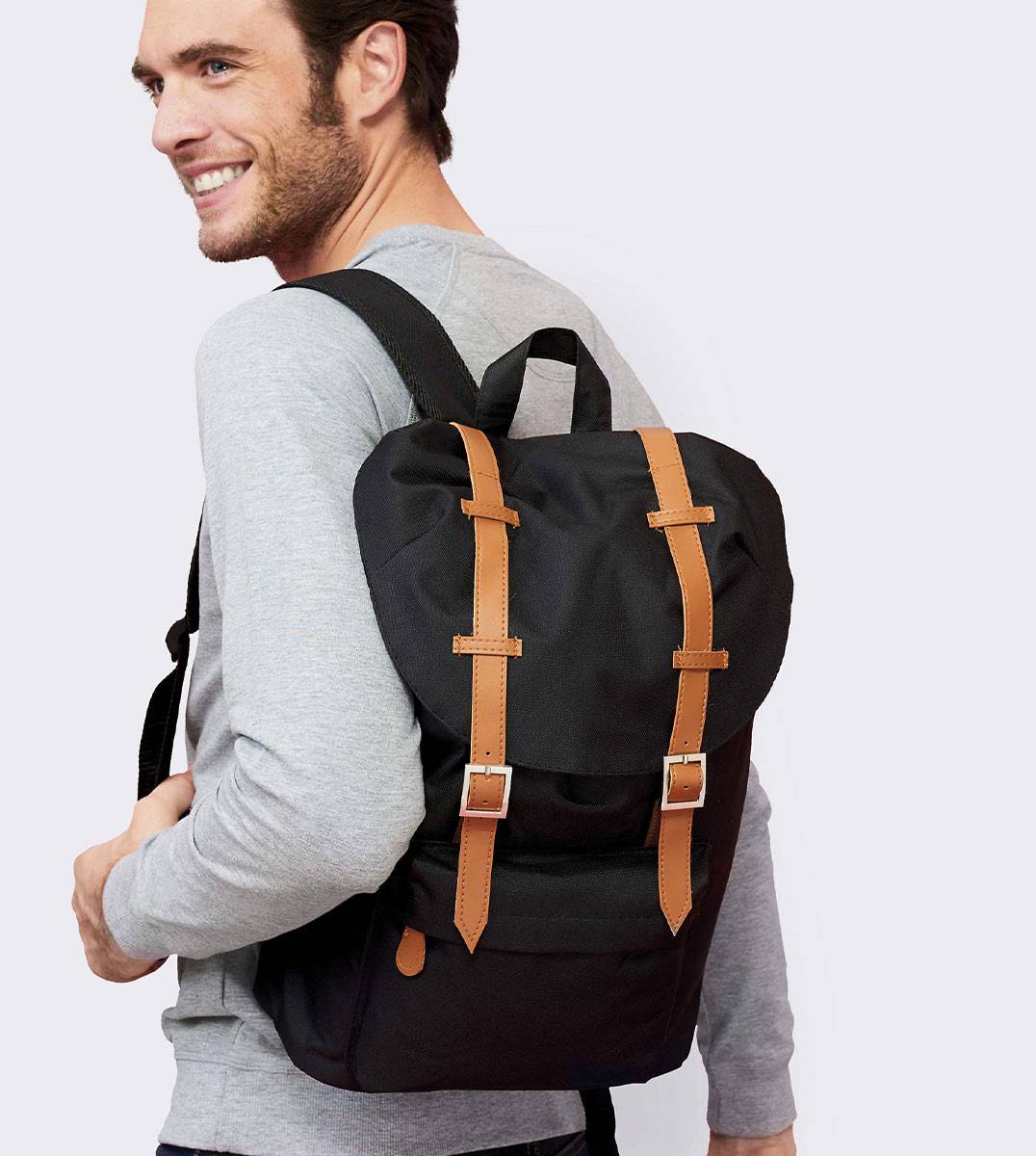 Funktionalität und praktische Tragelösungen mit unseren hochwertigen Taschen und Rucksäcken. Einzigartiges Design für individuellen Flair. Qualitätsmaterialien für strapazierfähige Nutzung. Perfekt für jede Gelegenheit, mit durchdachtem Raumangebot. Betont Ihren Look mit persönlichem Charme. Mühelose Pflege für den täglichen Gebrauch. Ihr Stil, perfekt ausgedrückt in hochwertigen Taschen und Rucksäcken.