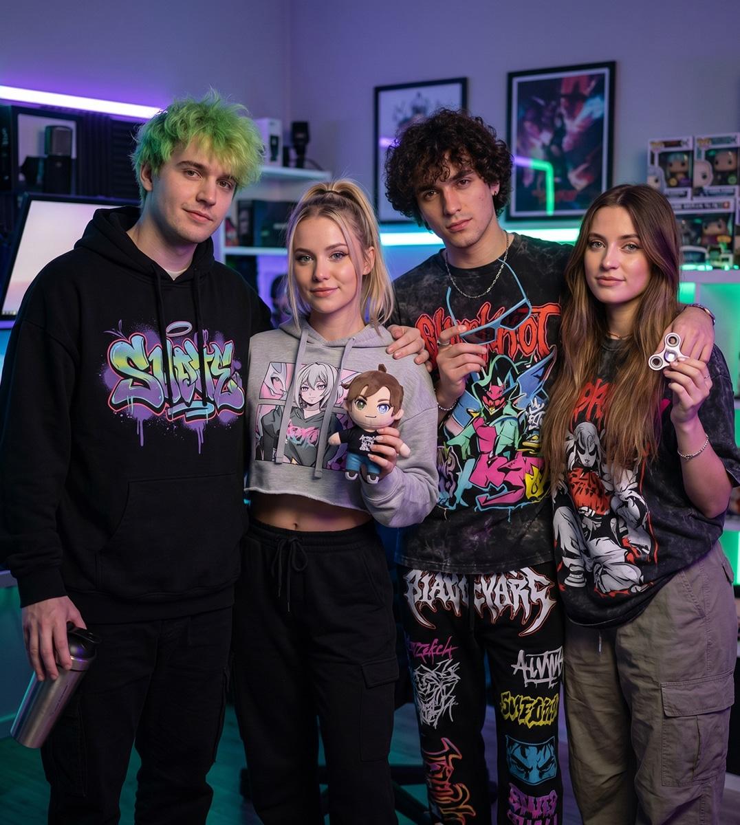 Creator Merch und Influencer Merch mit vier jungen Creatorn in gebrandeten Hoodies, Shirts und Streetwear vor modernem Streaming-Setup mit Neonlicht, Collectibles und Merchandise-Produkten